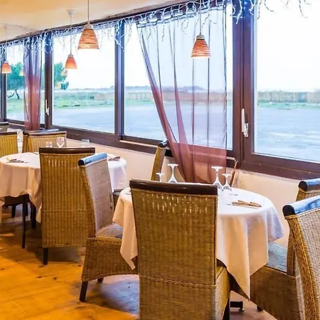 - Restaurant La Chaloupe 2* Le Port-des-Barques