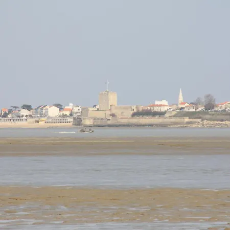 - Restaurant La Chaloupe Hotell Le Port-des-Barques