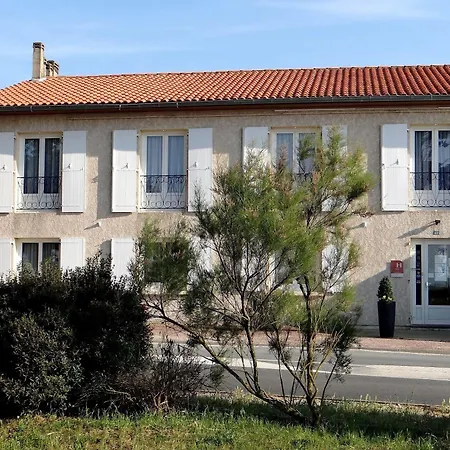 - Restaurant La Chaloupe Hotel Le Port-des-Barques