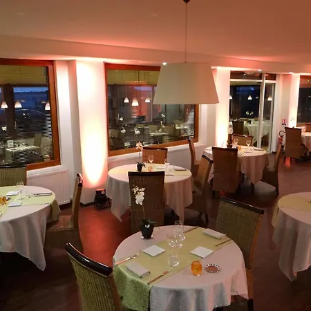 - Restaurant La Chaloupe Hotel Le Port-des-Barques