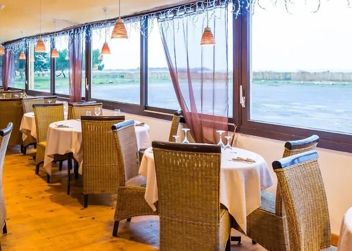 - Restaurant La Chaloupe 2* Le Port-des-Barques