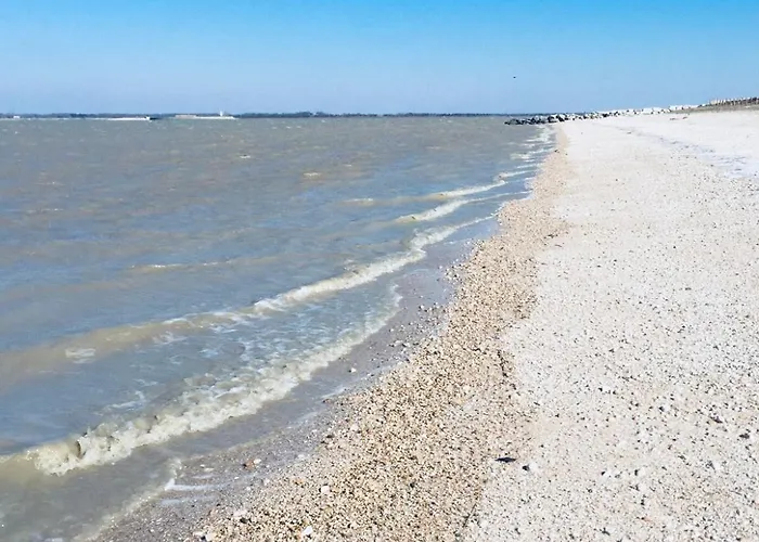 - Restaurant La Chaloupe 2* Port-des-Barques