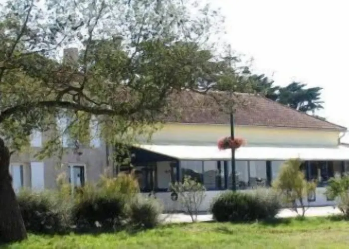 - Restaurant La Chaloupe 2* Port-des-Barques