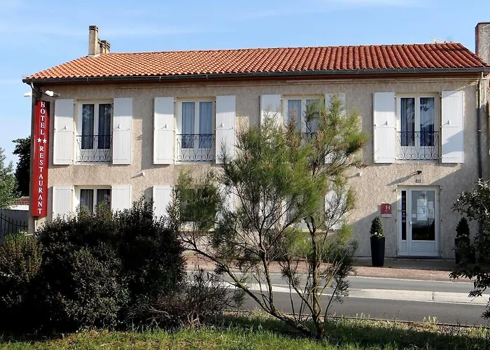 - Restaurant La Chaloupe Hotel Le Port-des-Barques